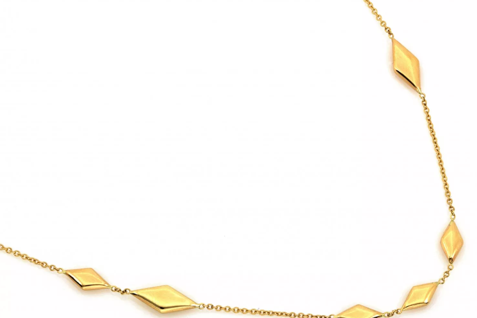 Zlatý náhrdelník zo 14-karátového žltého zlata s jemnými článkami v tvare kosoštvorca. Elegantný a ľahko kombinovateľný šperk na každodenné nosenie.