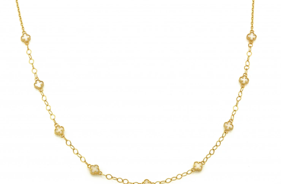 Zlatý náhrdelník so štvorlístkami zdobenými perleťou – elegantný šperk, ktorý spája jemnosť, šťastie a ženskú eleganciu.