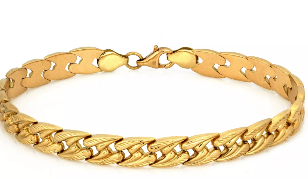 Elegantný zlatý náramok s širokým stampato prvkom, ktorý zdôrazňuje moderný a sofistikovaný štýl.