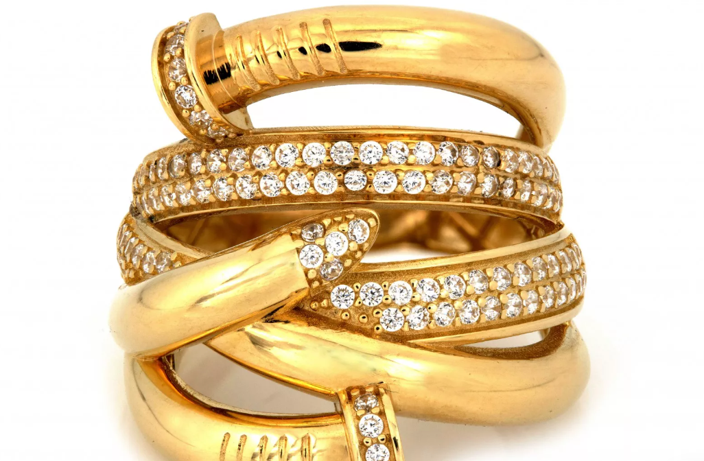 Zlatý prsteň zo 14K žltého zlata s prepletaným dizajnom, zdobený bielymi zirkónmi – výrazný, elegantný a mimoriadne ženský doplnok.