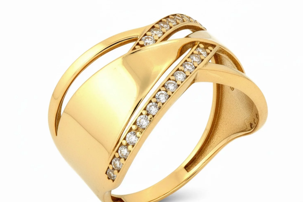 Zlatý prsteň zo 14K žltého zlata s prepleteným dizajnom a zirkónmi – jemný, no výrazný doplnok, ktorý podčiarkne ženskú eleganciu.