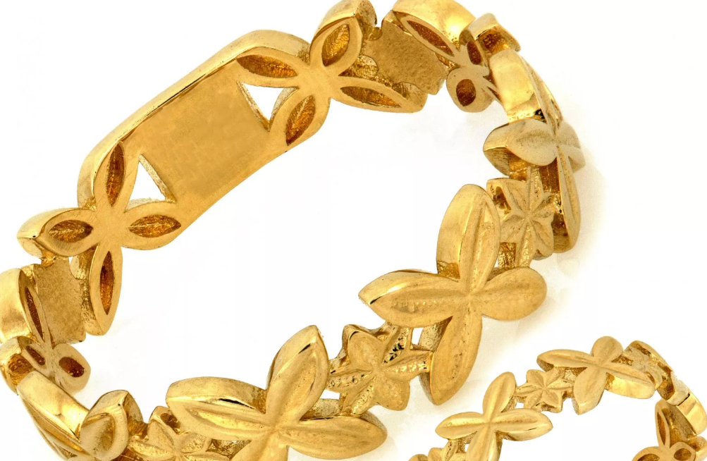 Zlatý prsteň zo 14K žltého zlata s jemným kvetinovým motívom – šperk, ktorý spája ženskosť a eleganciu v jednom.