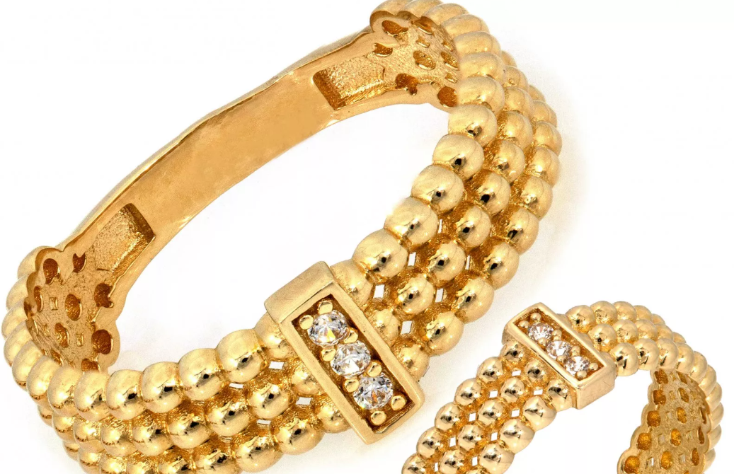 Zlatý prsteň so zirkónmi v jemnom guľôčkovom vzore zo 14K žltého zlata – spája eleganciu, ženskosť a moderný dizajn.