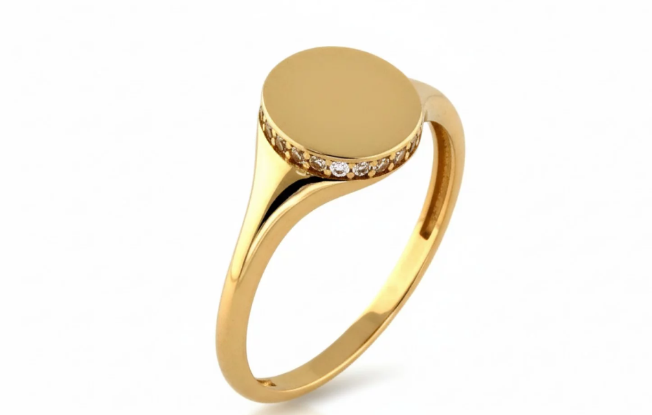 Zlatý prsteň so zirkónmi – elegantný detail, ktorý umožňuje aj osobný gravír podľa želania.