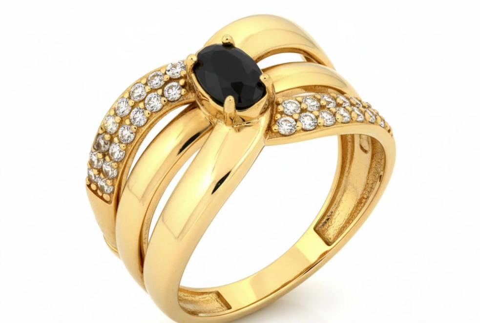 Zlatý prsteň s oválnym čiernym zirkónom doplnený drobnými čírymi zirkónmi po stranách – elegantný kontrast farieb, ktorý upúta na prvý pohľad.
