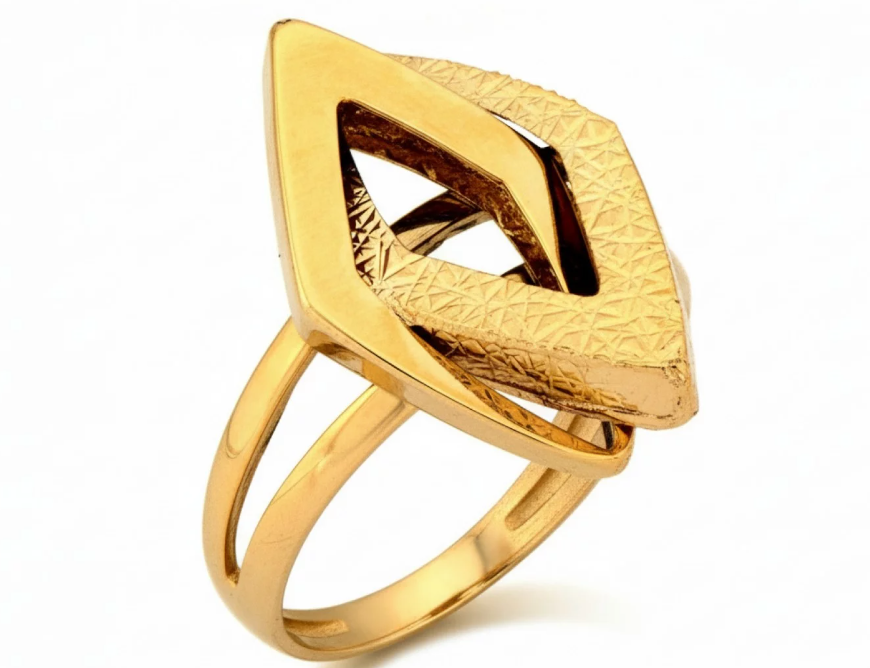 Zlatý prsteň s prepracovaným geometrickým dizajnom a jemným gravírovaním – elegantný doplnok pre moderné ženy.