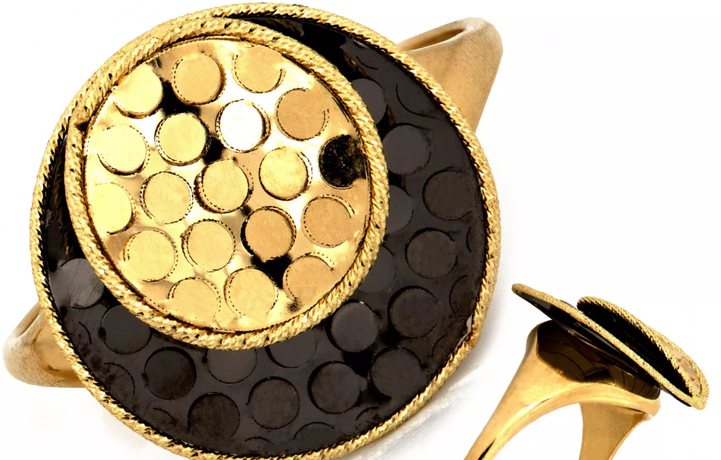 Zlatý prsteň s okrúhlymi zlatými prvkami zdobený čiernym ródiom – štýlový kontrastný šperk, ktorý vynikne pri každej príležitosti.