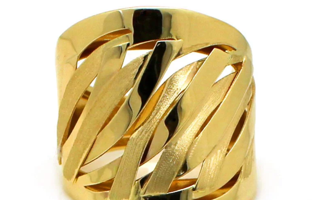 Zlatý prsteň s prepletaným dizajnom – elegantný a výrazný doplnok pre ženy, ktoré milujú originálne šperky zo žltého zlata.