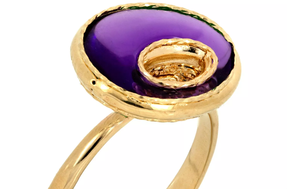 Zlatý prsteň s prírodným ametystom v umeleckom dizajne – elegantný doplnok s hlbokým duchovným významom.