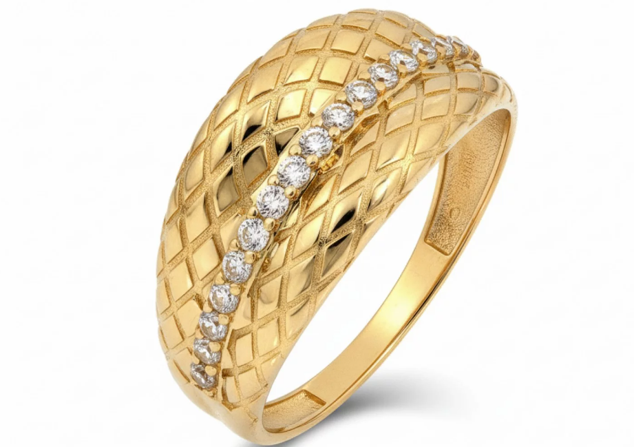 Zlatý prsteň so zirkónmi a gravírovaným povrchom – spojenie precízneho spracovania, ženskosti a žiarivého dizajnu.