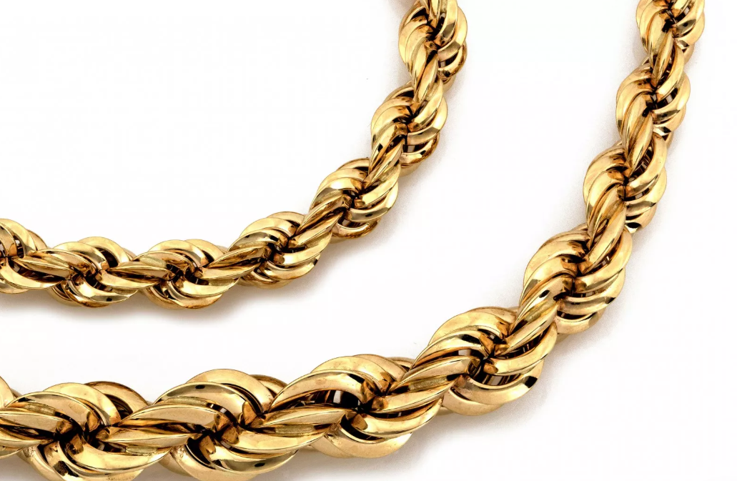 Elegantný set zo 14-karátového žltého zlata pozostávajúci z náhrdelníka a náramku v špirálovom splietaní. Dokonalý lesk, precízne spracovanie a nadčasový dizajn pre výnimočné ženy.