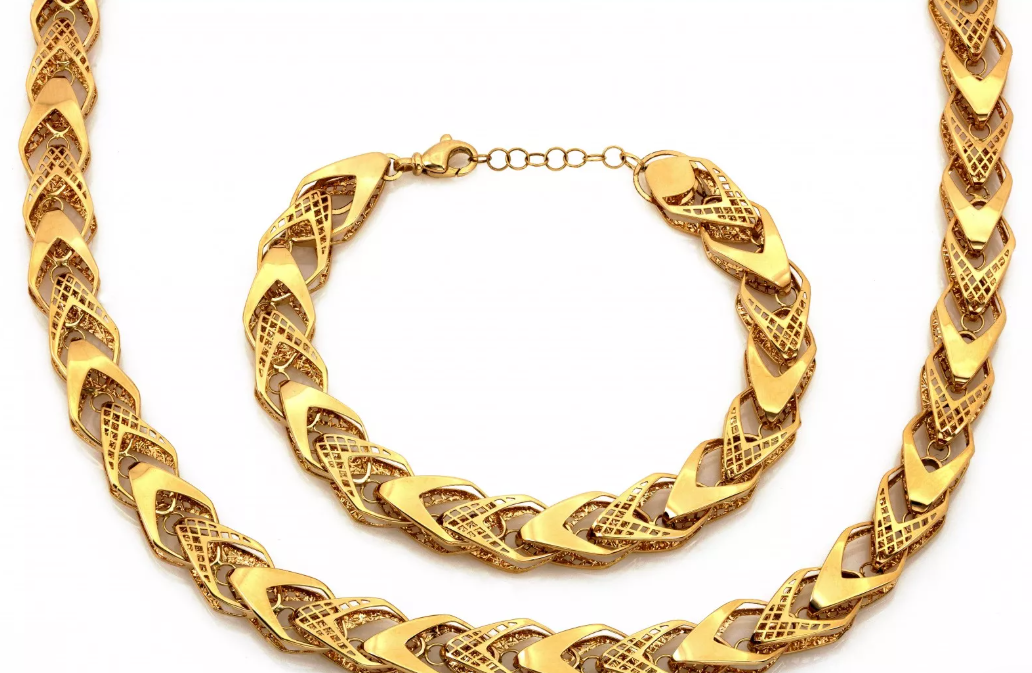 Zlatý set zo 14-karátového zlata s originálnym geometrickým vzorom a jemnou prelamovanou štruktúrou. Dokonalé prepojenie luxusu, elegancie a precízneho spracovania.