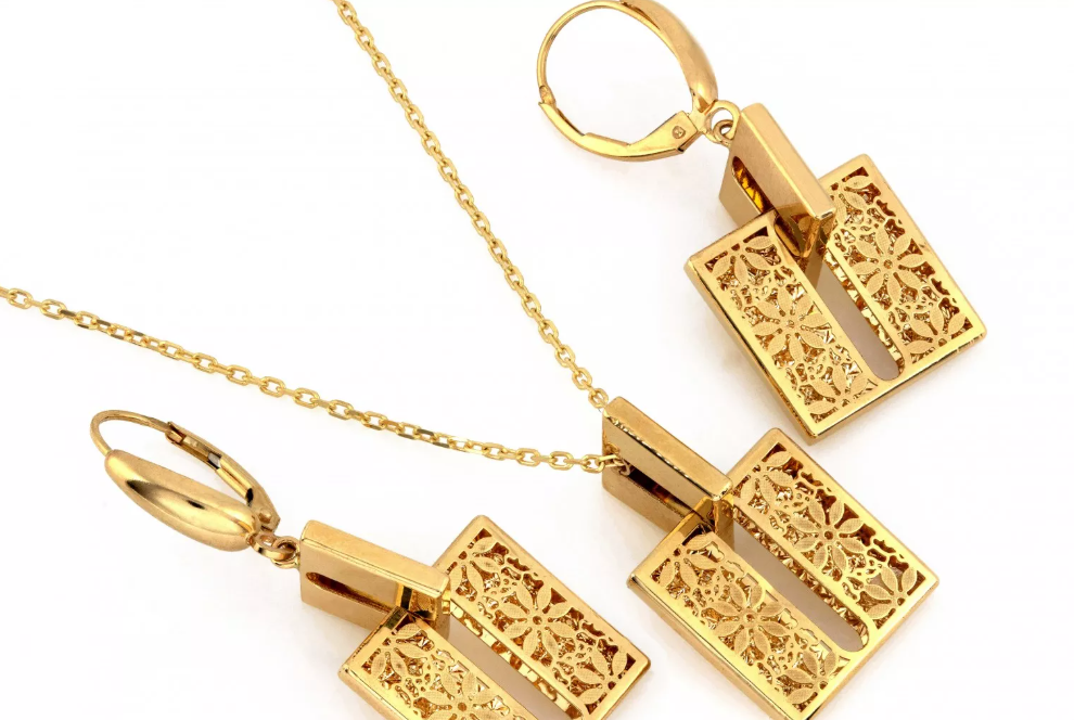 Exkluzívna sada zo 14-karátového zlata s prelamovaným ornamentálnym vzorom. Spojenie luxusu, ženskosti a nadčasového dizajnu.