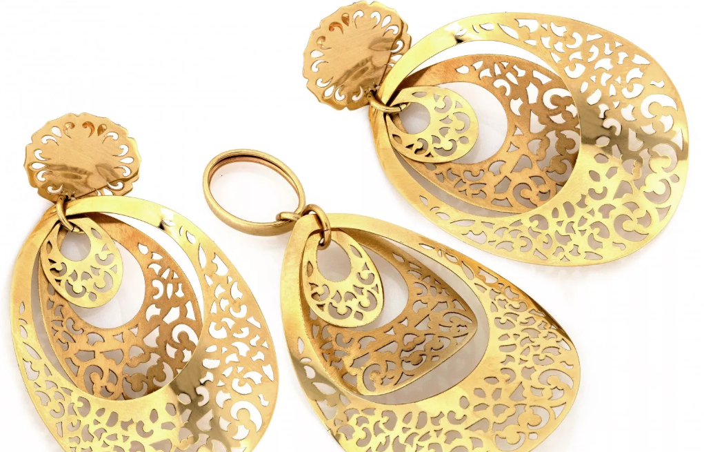 Sada zo 14-karátového žltého zlata s prelamovaným ornamentálnym vzorom. Umelecký dizajn, ktorý spája eleganciu a výraznú ženskosť.