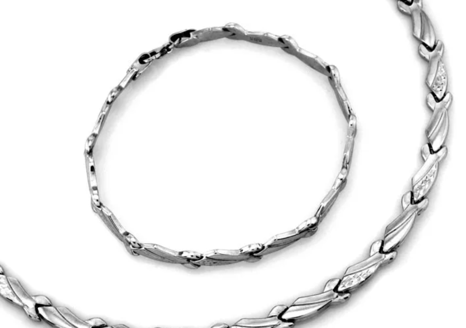 Zlatý set zo 14-karátového bieleho zlata s jemným rytým vzorom. Nadčasová elegancia a čistý dizajn pre ženy s vkusom.