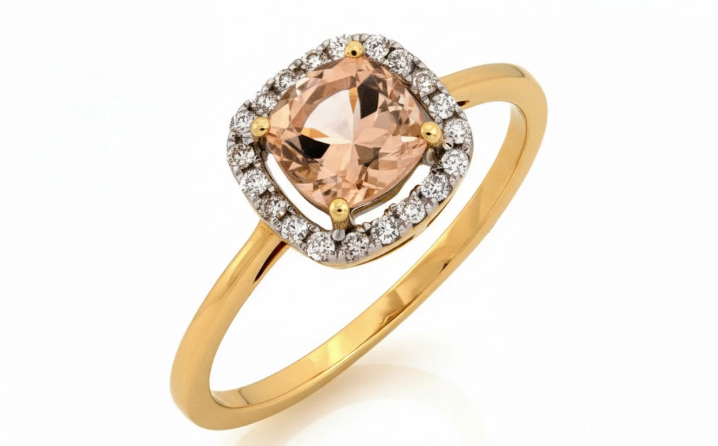 Jemný zlatý prsteň s morganitom a diamantmi – elegantný šperk, ktorý žiari pri každom pohybe.