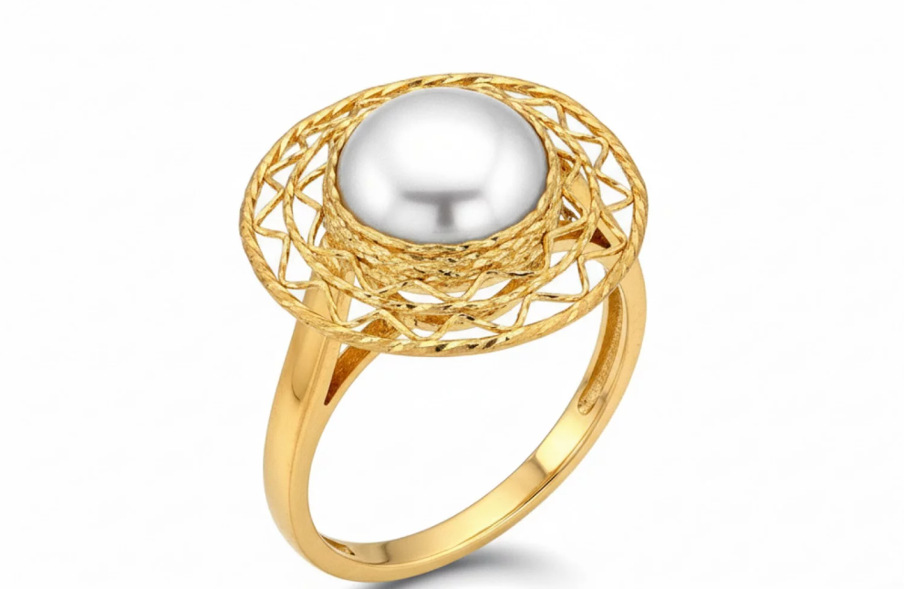 Dizajnový solitérny prsteň, ktorý vynikne samostatne aj v kombinácii s ďalšími šperkami.