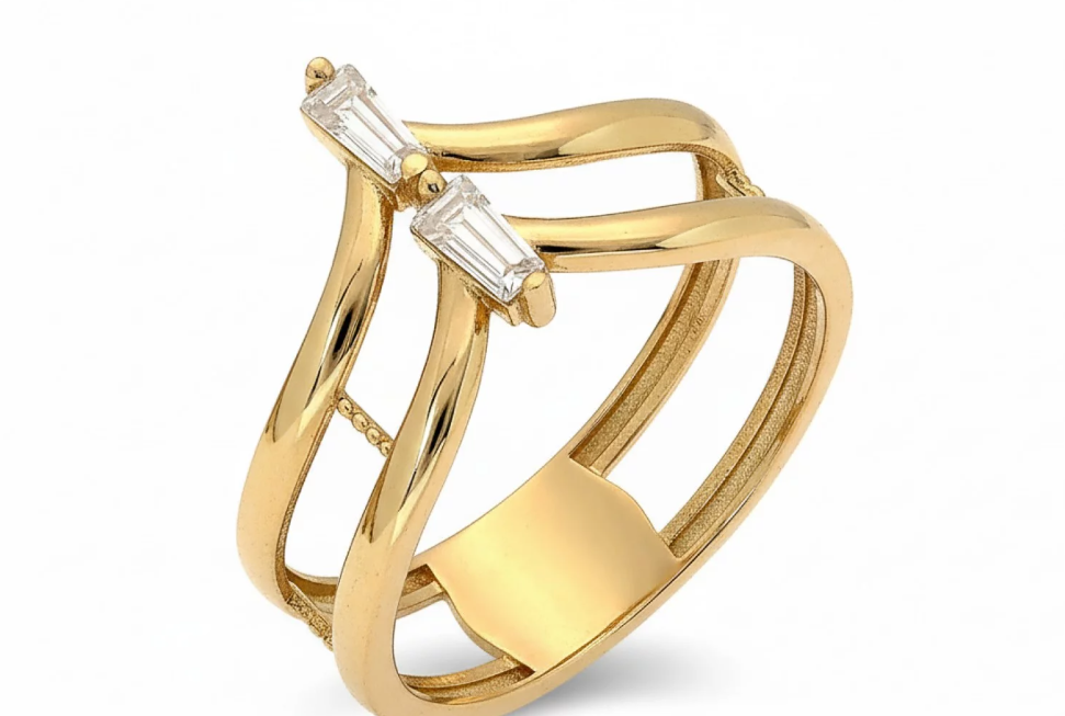 Elegantný zlatý prsteň Golden Étreinte Ring v minimalistickom dizajne.
