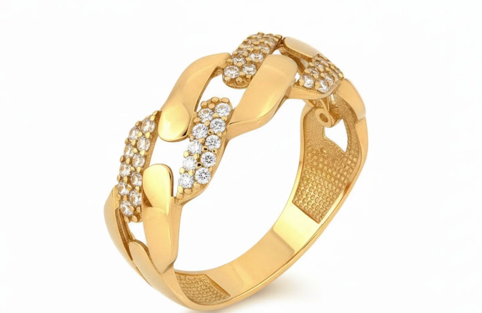 Zlatý prsteň prepletený zirkónmi, ktorý zaujme elegantným dizajnom a oslnivým leskom.