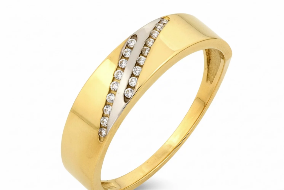 Elegantný zlatý prsteň s vlnitou líniou a žiarivými kameňmi