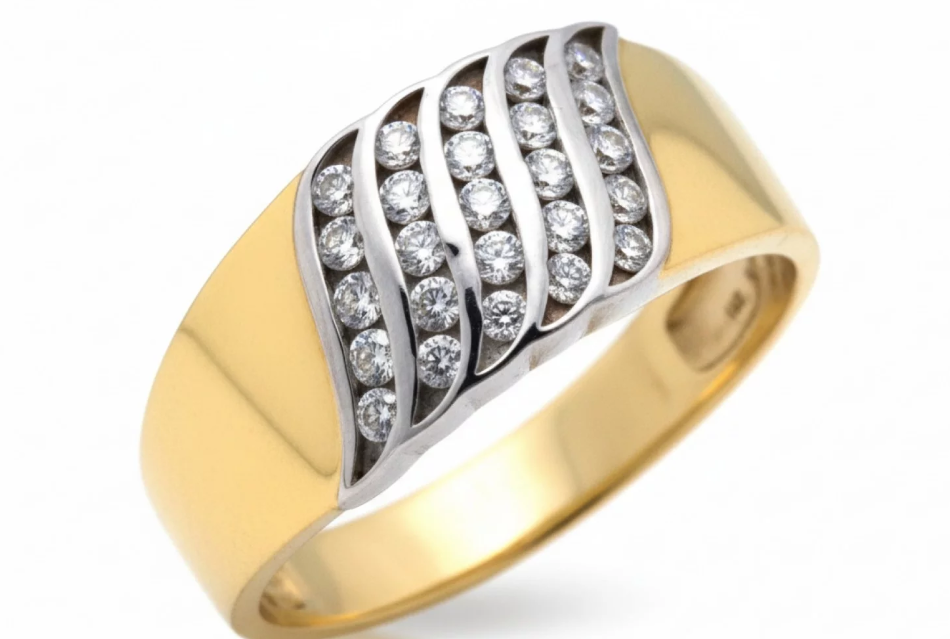 Luxusný zlatý prsteň s plynulým tvarom a žiarivým osadením kameňov