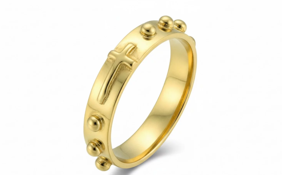 Minimalistický zlatý prsteň s reliéfom kríža a dekoratívnymi detailmi