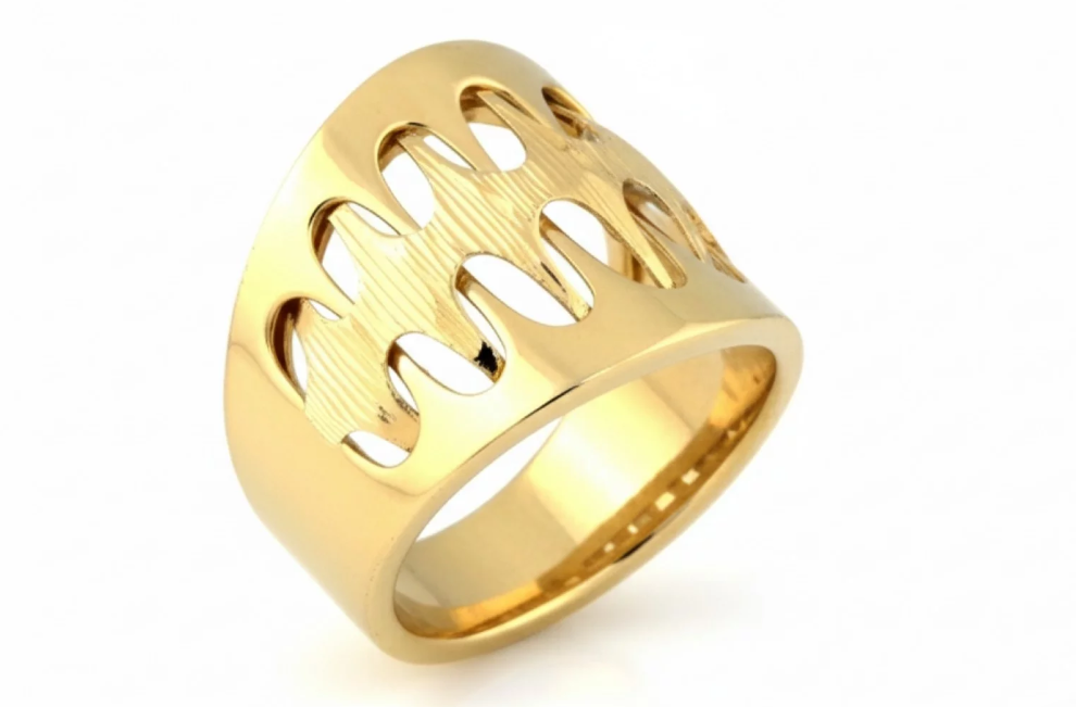 Výrazný zlatý prsteň s dekoratívnymi výrezmi a moderným dizajnom