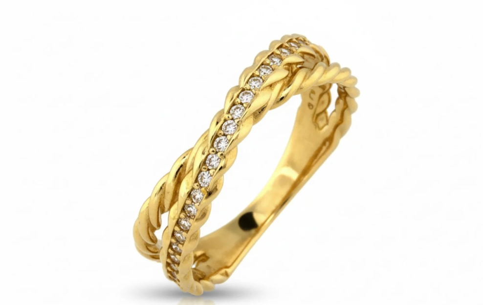 Elegantný zlatý prsteň s prepletaným dizajnom a jemnou líniou žiarivých zirkónov.