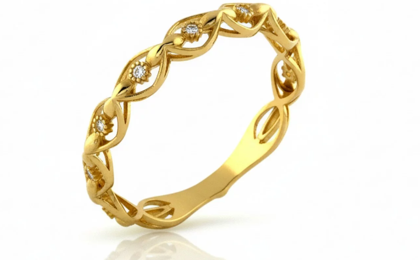 Jemný zlatý prsteň s prepletaným motívom a drobnými žiarivými kameňmi.
