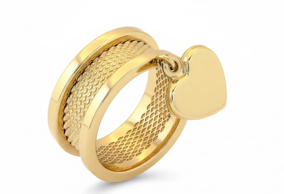 Elegantný zlatý prsteň s jemnou textúrou a príveskom v tvare srdca.