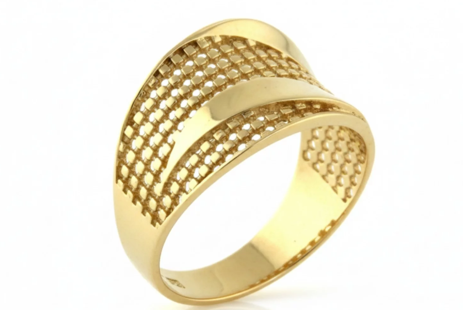 Elegantný zlatý prsteň s jemnou mriežkovou textúrou doplnenou hladkým lesklým pásom pre moderný a nadčasový vzhľad.