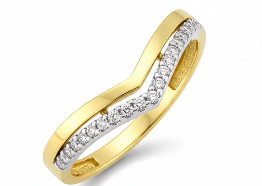 Detailný záber na zlatý prsteň v tvare V, zdobený radom trblietavých zirkónov, ktorý pôsobí štýlovo a elegantne.