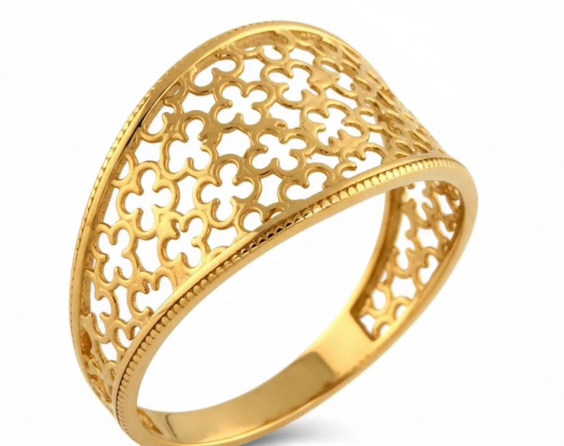 Prsteň zo žltého zlata s jemným filigránovým vzorom v tvare malých kvetov, ktorý pôsobí nežne a štýlovo.