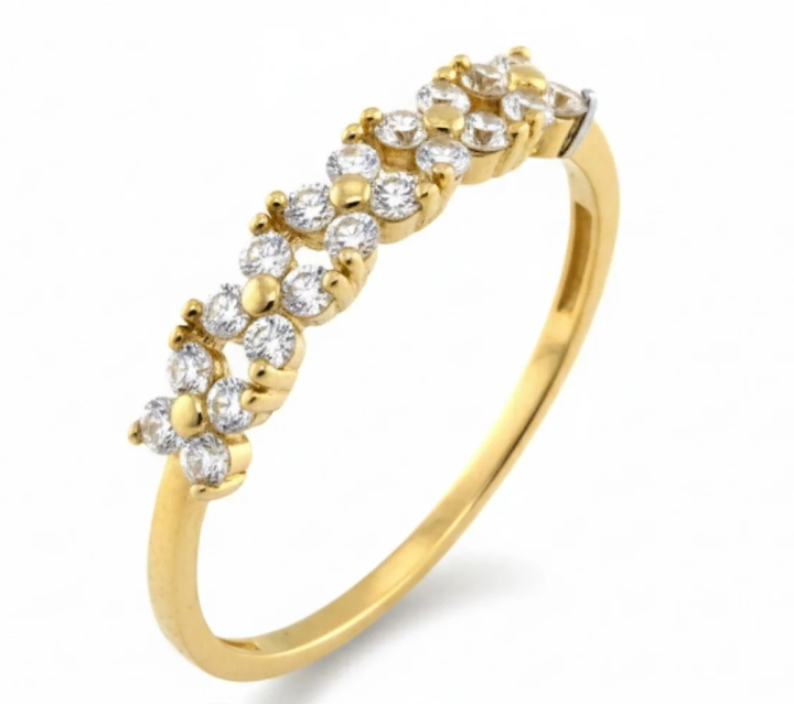  Zlatý prsteň so zirkónmi v kvietkovom vzore, ktorý pôsobí jemne a elegantne.