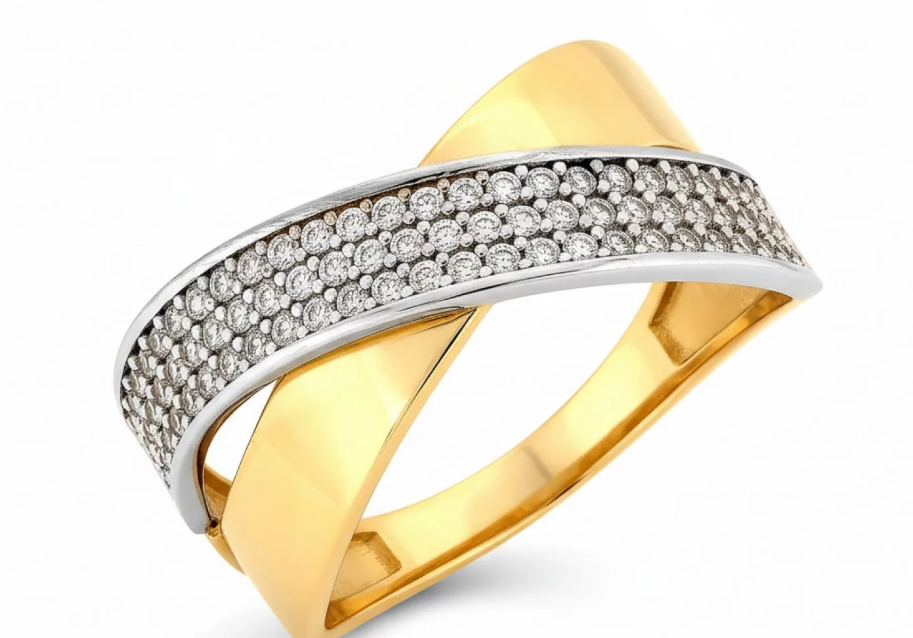 Prsteň zo žltého a bieleho zlata so zirkónmi, ktorý pôsobí štýlovo a elegantne.