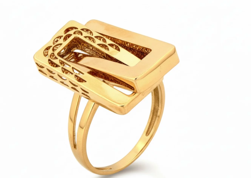 Prsteň zo žltého zlata s obdĺžnikovým filigránovým vzorom, ktorý pôsobí štýlovo a jedinečne.