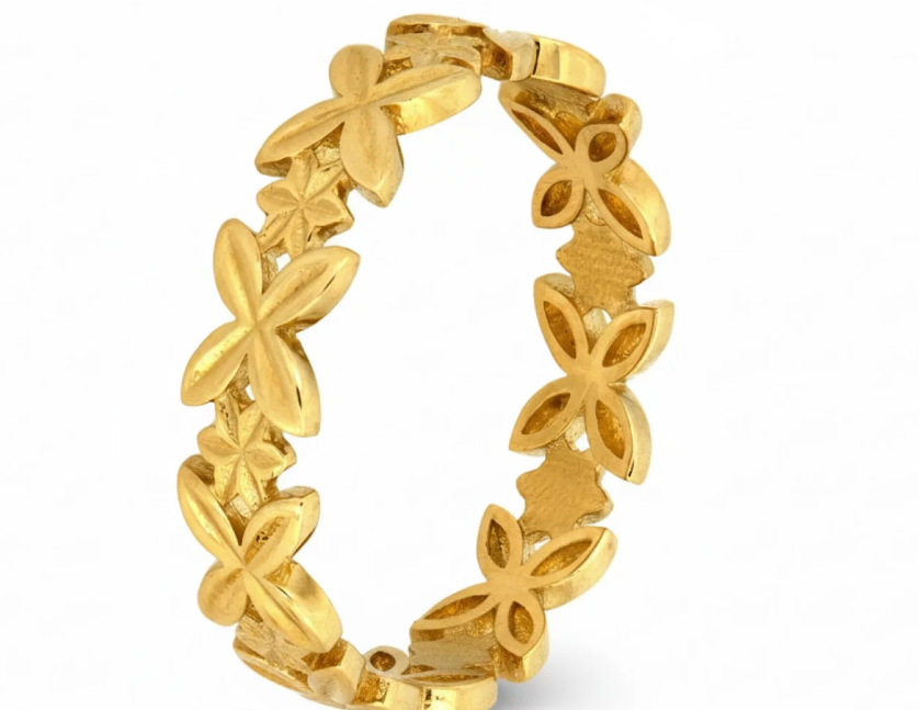 Zlatý prsteň zo 14K žltého zlata s jemným kvetinovým motívom – šperk, ktorý spája ženskosť a eleganciu v jednom.