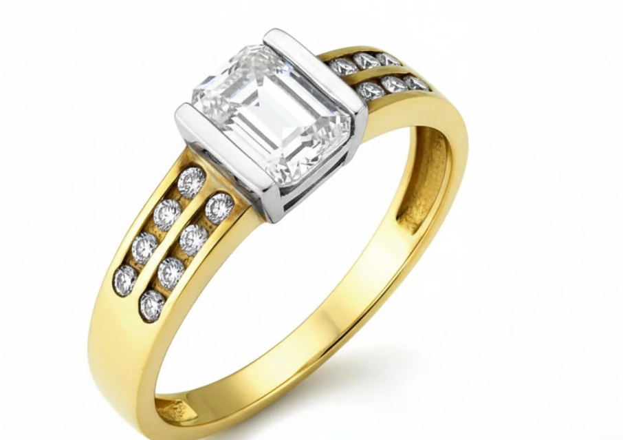 Elegantný zásnubný prsteň zo žltého zlata s výrazným obdĺžnikovým zirkónom a líniou jemných bočných zirkónov v luxusnom osadení.