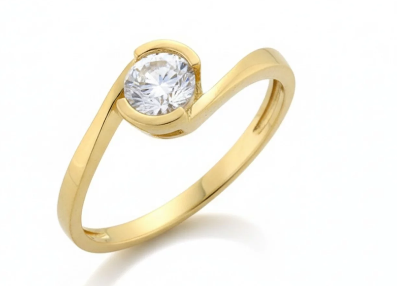 Minimalistický zásnubný prsteň zo žltého zlata s centrálnym zirkónom v jemne zatočenom, modernom osadení.