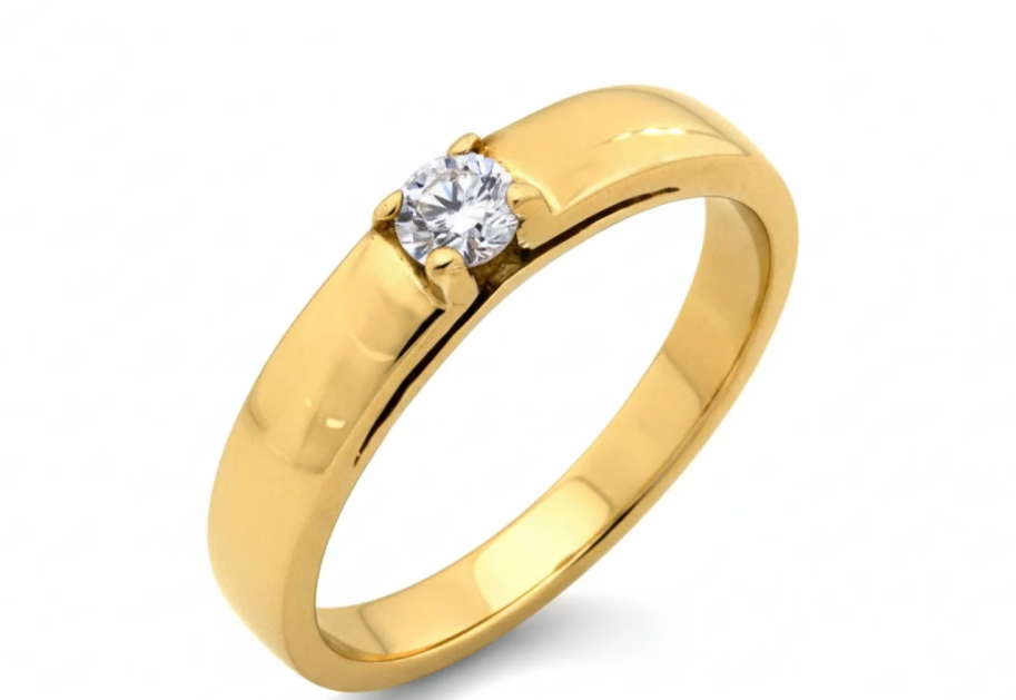 Minimalistický zásnubný prsteň zo žltého zlata s jemným centrálnym zirkónom, ktorý vyniká čistou eleganciou a nadčasovým dizajnom.