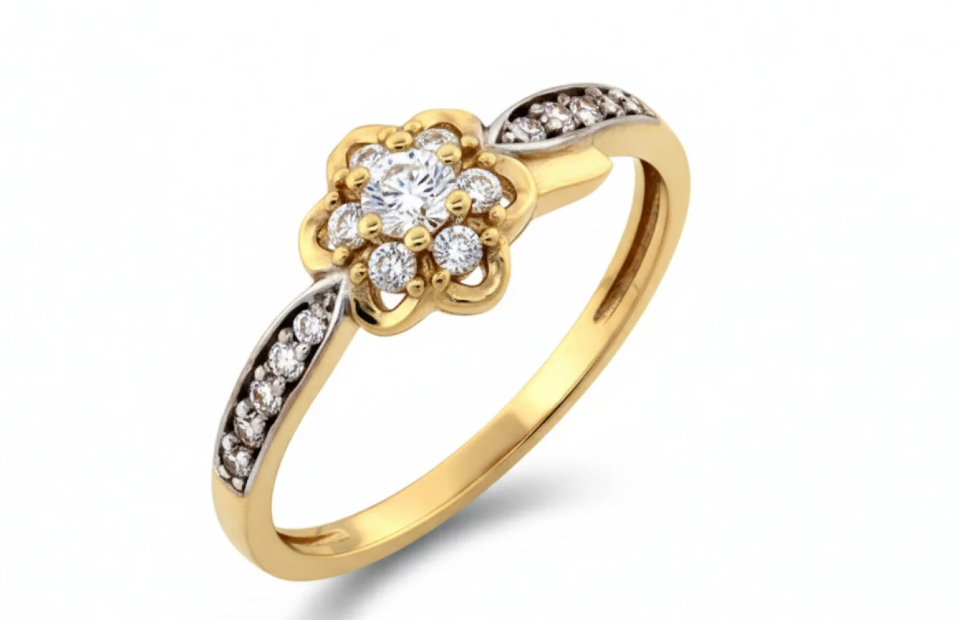 Romantický zásnubný prsteň z kombinovaného zlata s kvetinovým motívom a žiarivými zirkónmi, ktorý oslavuje krásu lásky v každom detaile.