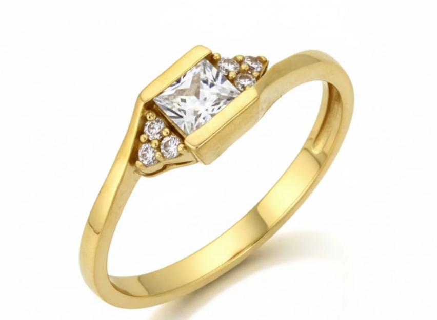 Elegantný zásnubný prsteň zo žltého zlata s výrazným štvorcovým zirkónom a jemnými bočnými zirkónmi v modernom dizajne.