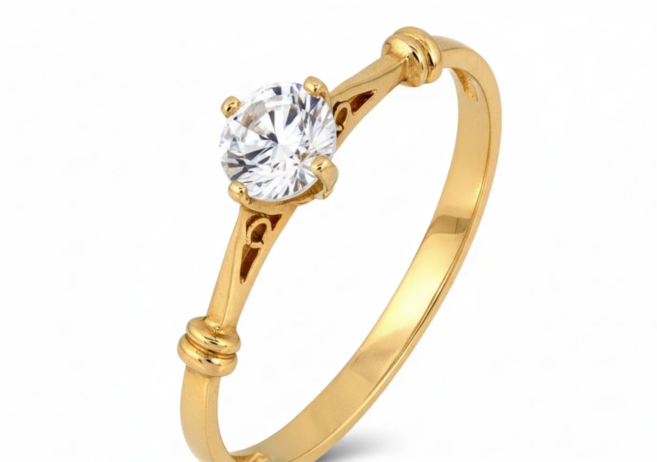 Jemný zásnubný prsteň zo žltého zlata s centrálnym zirkónom v elegantnom, romantickom dizajne.