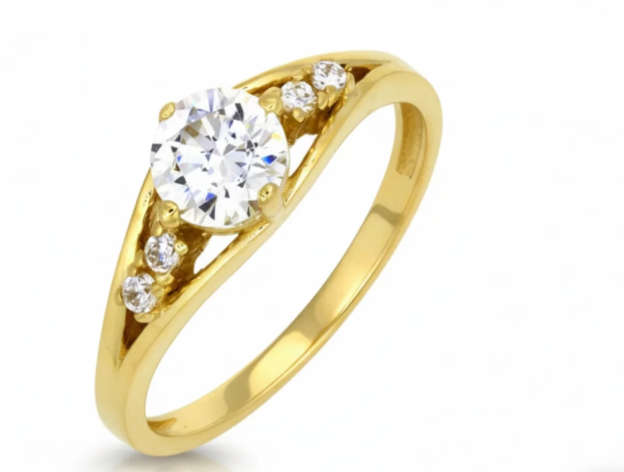 Elegantný zásnubný prsteň zo žltého zlata s centrálnym zirkónom a jemnými bočnými zirkónmi v harmonickom, luxusnom dizajne.