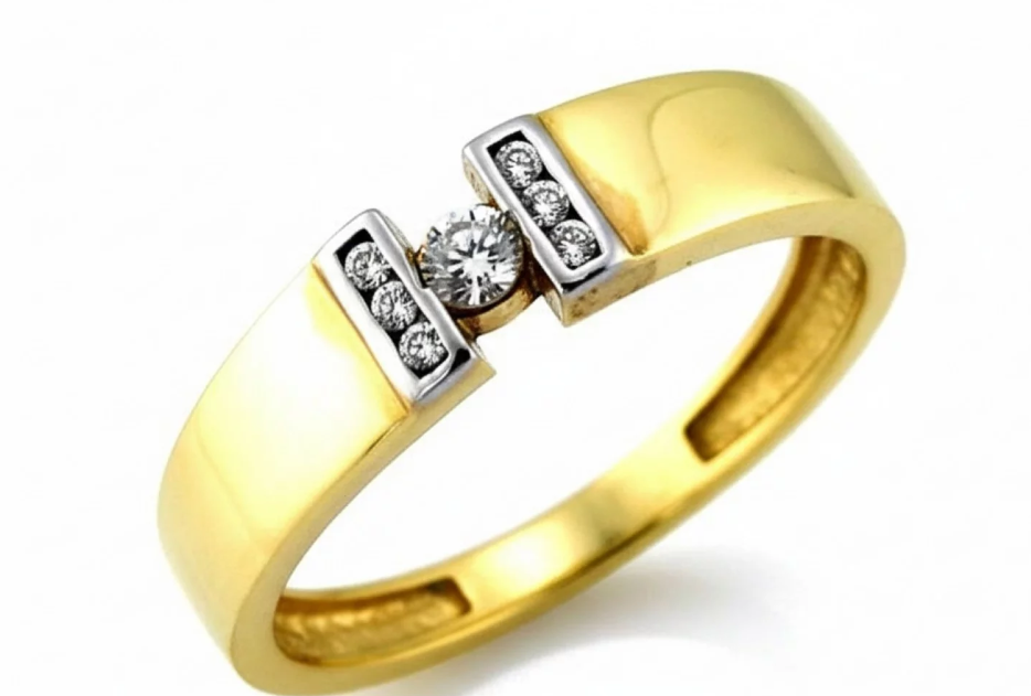 Elegantný zásnubný prsteň zo žltého zlata s centrálnym zirkónom a jemnými bočnými zirkónmi v kontrastnom osadení z bieleho zlata.