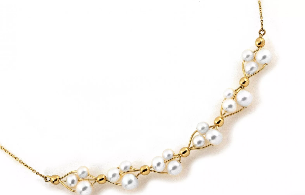 Očarujúci zlatý náhrdelník so syntetickými perlami – elegantný šperk zo žltého zlata, ideálny na svadby, večierky a špeciálne príležitosti.