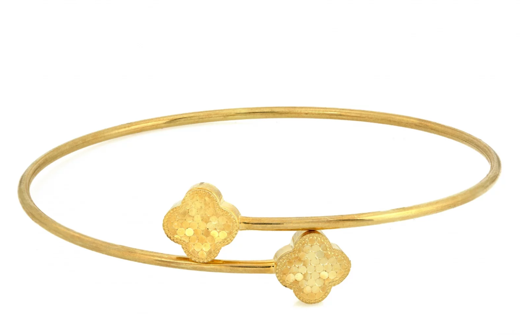 Otvorený zlatý náramok s dvojicou jemne štruktúrovaných motívov v modernom, vyváženom dizajne. Sofistikovaný šperk, ktorý pôsobí ticho, no sebavedomo.