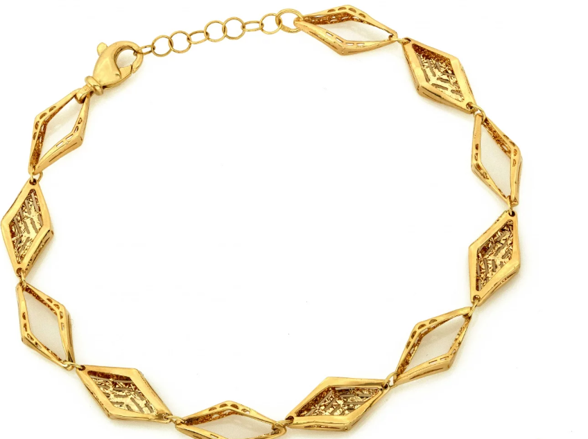 Luxusný zlatý náramok s geometrickými článkami v tvare kosoštvorcov. Elegantný dizajnový šperk, ktorý zaujme precíznym spracovaním a nadčasovou estetikou.