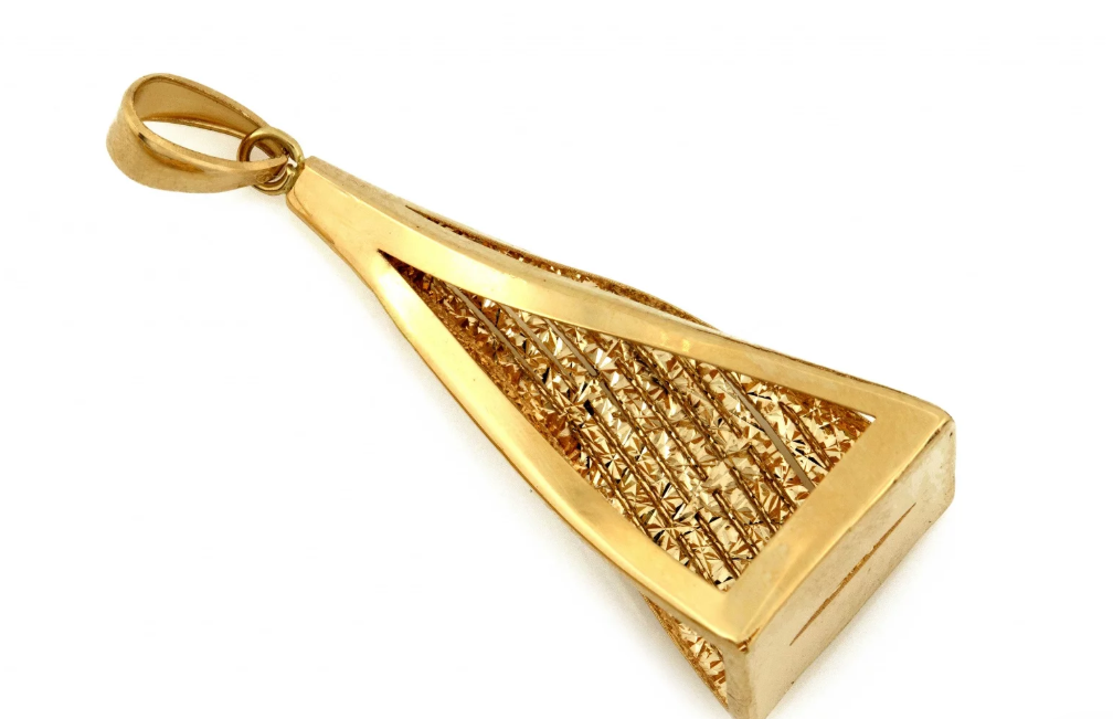 Elegantný zlatý prívesok Aurion Prisma zaujme jedinečným geometrickým tvarom a precíznym gravírovaným detailom. Moderný šperk, ktorý spája minimalizmus s luxusným leskom zlata.