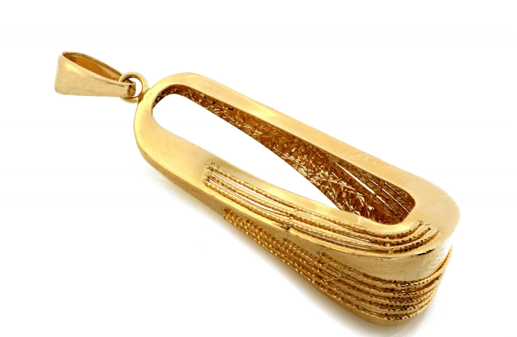 Dizajnový zlatý prívesok Veloura Loop zaujme plynulým oválnym tvarom a precíznym rytým detailom. Moderný luxusný šperk, ktorý pôsobí elegantne a výnimočne pri každom pohybe.